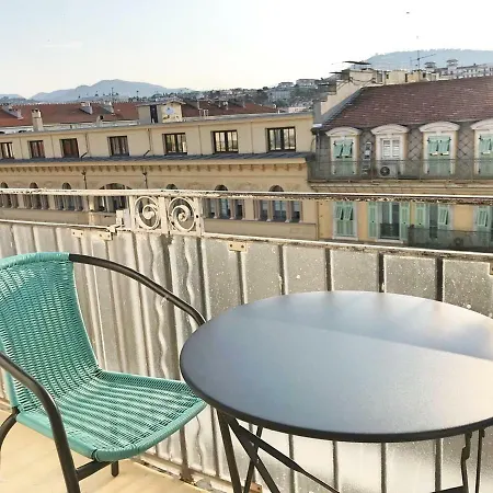 Notre Dame Apartment *